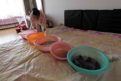 聂拉木楼上漏水，住户失联，小区没物管，业主维权难！律师来支招……